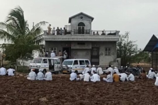  प्रथमदर्शनी मृतदेहाच्या चेहऱ्यावर काही खूणा दिसून येत असल्याने हत्येची शक्यता वर्तवली जात आहे. 
