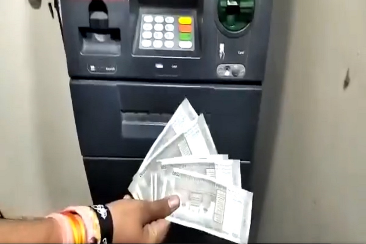 ATM मधून निघतायत पाचपट अधिक पैसे, नागपुरातील VIDEO VIRAL होताच नागरिकांची तोबागर्दी