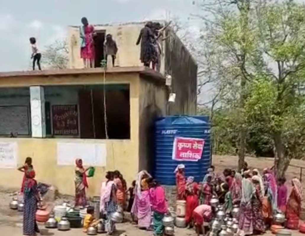 Nashik Water Crisis : काकडपाना गावात पाण्याचा टॅंकर सुरू; News18 Lokmat च्या बातमीने प्रशासन झालं खडबडून जागं
