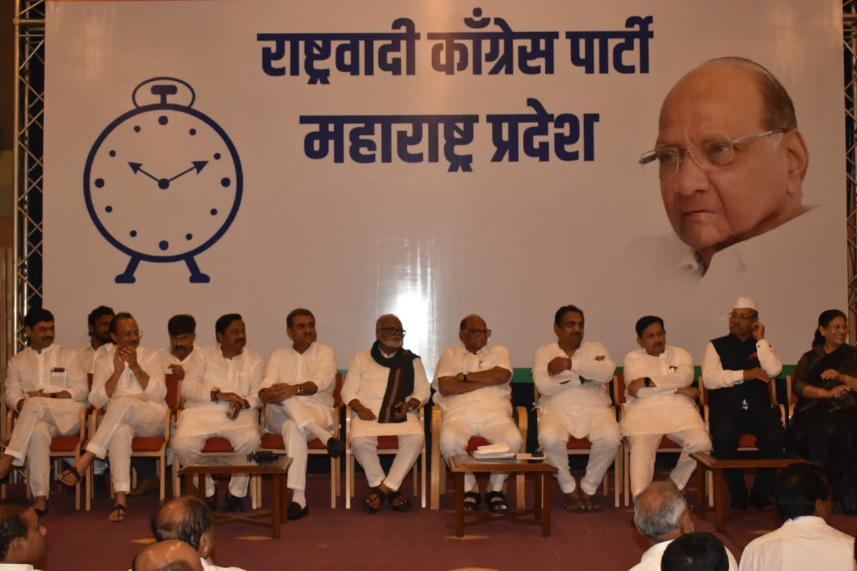 आव्हाड-मुंडेंचं मौन, अजितदादा-भुजबळ क्वारंटाईन, राष्ट्रवादीच्या मनात नेमकं काय?