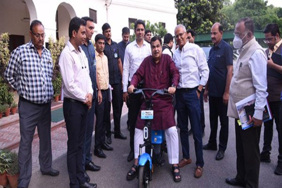 Nitin Gadkari : चुकीच्या ठिकाणी पार्क केलेल्या कारचा फोटो पाठवल्यास मिळणार 500 रुपये, काय आहे गडकरींचा प्लॅन