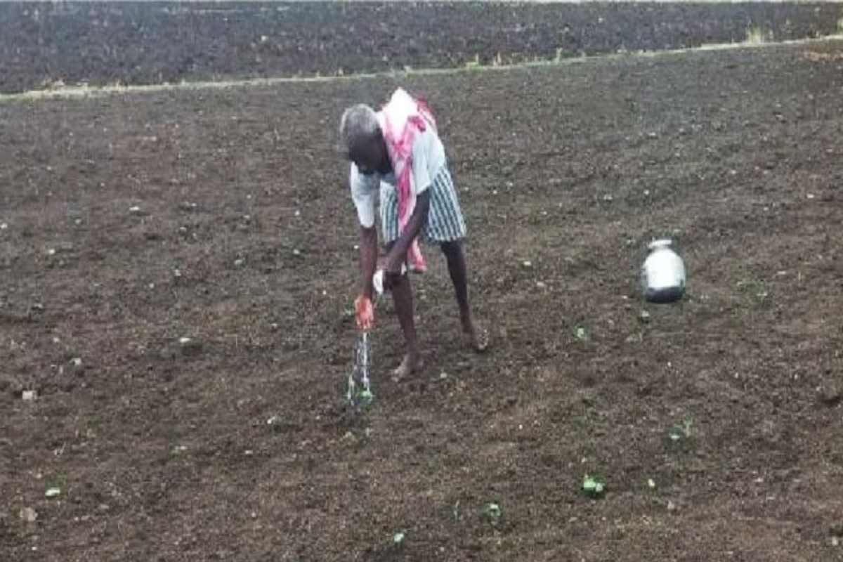 Farmer : शेतकरी दुबार पेरणीच्या संकटात मात्र झाडी, हाटेल, डोंगार करणाऱ्या  बंडखोर आमदारांवर शेतकरी संतप्त