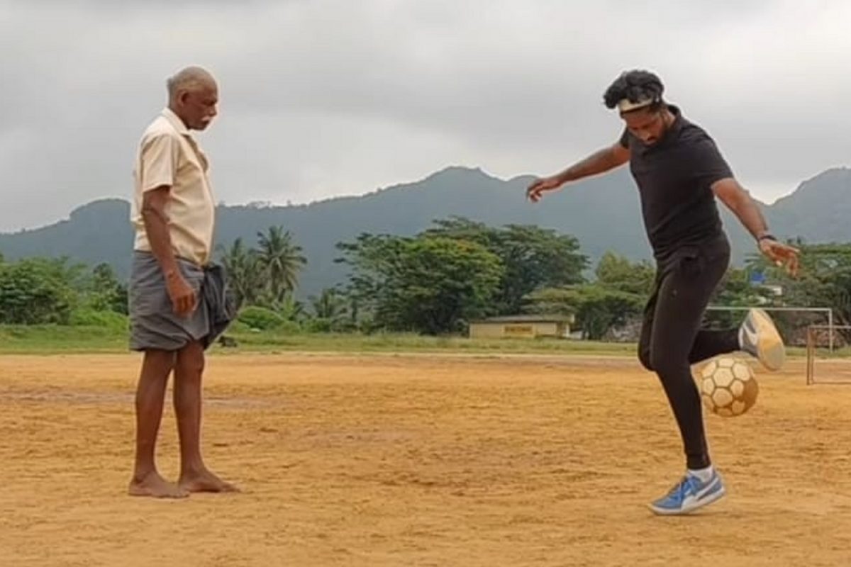 OMG! लुंगी घातलेल्या 64 वर्षांच्या आजोबांनी असं काही केलं की समोर उभा तरुणही शॉक; VIDEO पाहून तुम्हीही तोंडात बोटं घालाल