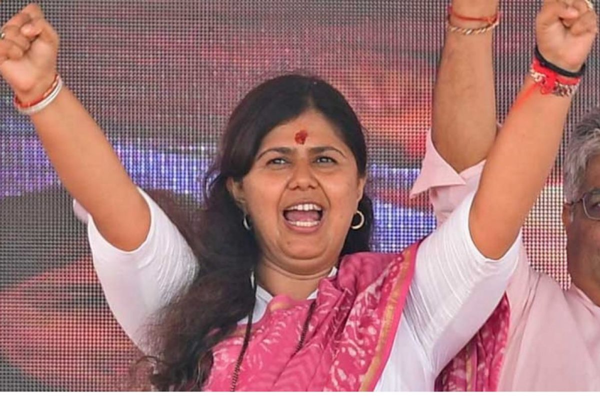 ना उद्धव ठाकरे, ना एकनाथ शिंदे...'पंकजाताईंना मुख्यमंत्री करा'; ताईंच देखील खळखळून हास्य