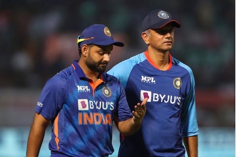 दक्षिण आफ्रिकेविरुद्ध झालेल्या टी-20 मॅचच्या सीरिजमध्ये (India vs South Africa T20) ऋषभ पंतची (Rishabh Pant) कामगिरी निराशाजनक झाली. या सीरिजमध्ये पंत टीम इंडियाचा (Team India) कर्णधारही होता. 4 मॅचमध्ये त्याला 105.45 च्या स्ट्राईक रेटने फक्त 58 रन करता आले. 