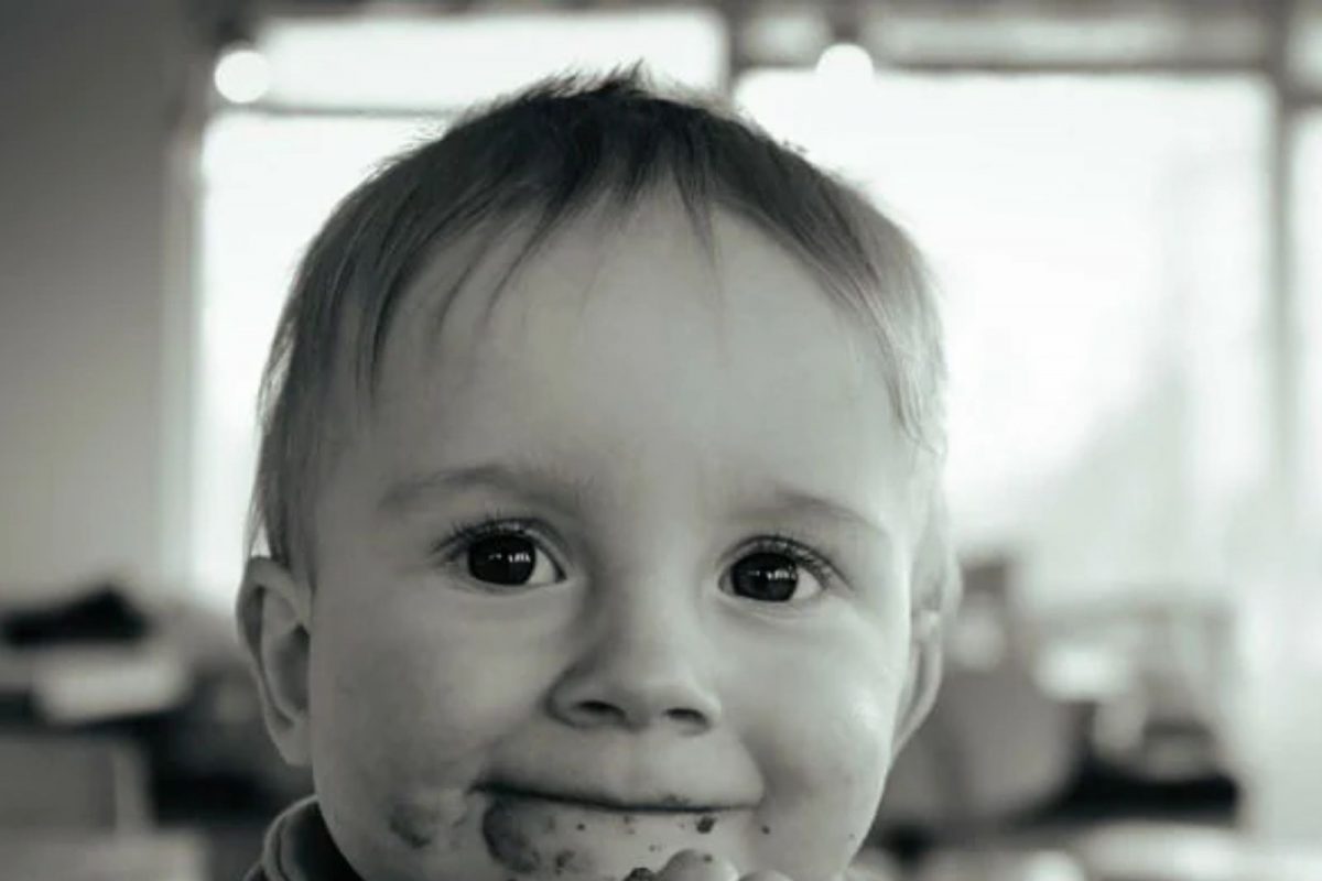 फक्त वाईट सवय समजू नका; माती, खडू असं नको ते खाणं म्हणजे आहे एक आजार