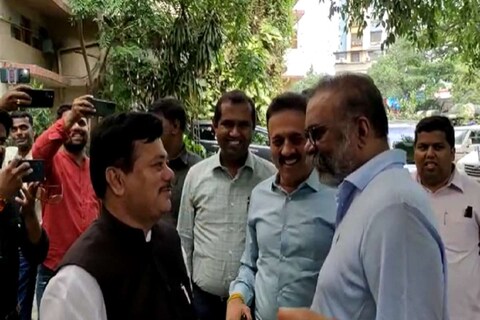 भाजप नेते प्रवीण दरेकर, गिरीश महाजन यांनी हितेंद्र ठाकूर यांची भेट घेतली. यावेळी अतिशय खेळीमेळीच्या वातावरणात चर्चा झाली. 