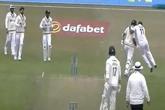 IND vs ENG : पुजाराला बोल्ड केल्यावर शमीचं जोरदार सेलिब्रेशन, मग खांद्यावरच हात टाकला, VIDEO