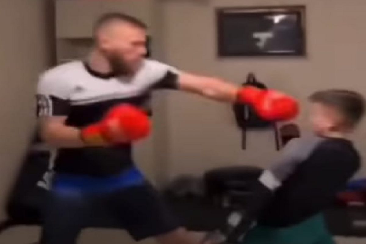 OMG! बड्या बॉक्सरला चिमुकल्याने एका बुक्कीतच केलं गार; पाहा जबरदस्त Boxing video