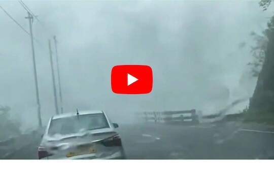 विक्रमी पावसानंतर मेघालयातील मावसिनराममध्ये निसर्गाचं रौद्र रूप; धबधब्याचा Video Viral 