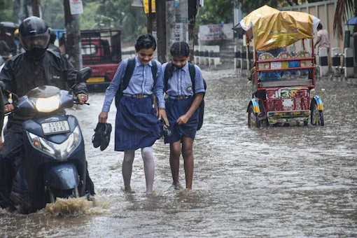 राजधानी दिल्लीत उष्णतेमुळे लोकांचे हाल होत असले तरी, मुंबईत मात्र हवामान चांगलं आहे. येत्या पाच 5 दिवसासाठी मुसळधार ते अति मुसळधार पाऊस होणार, असा इशारा हवामान खात्याने दिला आहे. तसेच महाराष्ट्रातील कोकण या भागात सर्वात जास्त पावसाची (monsoon Season) शक्यता वर्तवण्यात आली आहे. हवामान खात्याचे के. एस. होसाळीकर यांनी ट्विट करत ही माहिती दिली. हवामान खाते वेळोवेळी विविध प्रकारचे हवामान इशारे जारी करत असते. या सूचनांचा अर्थ काय आहे हे तुम्हाला माहीत आहे का? रंगांवर आधारित अलर्ट (Alert) कसे जारी केले जातात? चला समजून घेऊ.