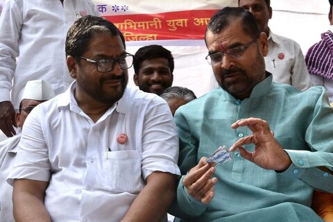 माजी मंत्री सदाभाऊ खोत (former minister sadabhau khot) यांच्याकडे रस्त्यात आडवून एका हॉटेल मालकाने जूनी उधारी मागितल्याचा व्हिडीओ व्हायरल झाला होता. यावर राजू शेट्टी (raju sjetti) यांनी वक्तव्य केले आहे.