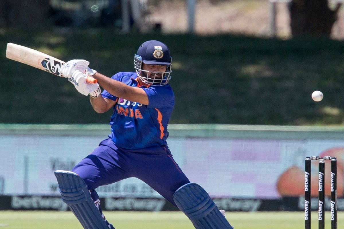 Photo : ऋषभ पंतचं सुटलं पोट, फॅन्सनी दिला दिल्लीच्या 'या' डिशला दोष!