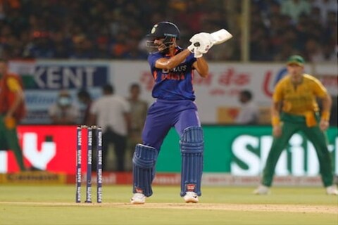 दक्षिण आफ्रिकेविरुद्धच्या तिसऱ्या टी-20 मध्ये पहिले बॅटिंग करणाऱ्या टीम इंडियाने (India vs South Africa 3rd T20) 20 ओव्हरमध्ये 179/5 पर्यंत मजल मारली आहे. इशान किशन (Ishan Kishan) आणि ऋतुराज गायकवाड (Ruturaj Gaikwad) या दोन ओपनरनी आक्रमक सुरूवात करून दिल्यानंतरही भारताला मोठा स्कोअर करण्यात अपयश आलं.