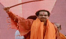 FB LIVE वर भावनिक आवाहन, सामनाच्या अग्रलेखातून कडक इशारा; कशी आहे ठाकरी रणनीती? FB LIVE वर भावनिक आवाहन, सामनाच्या अग्रलेखातून कडक इशारा; कशी आहे ठाकरी रणनीती?