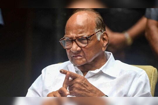 महाराष्ट्रात सत्ता बदलताच शरद पवारांना धक्का, आयकर विभागाची नोटीस