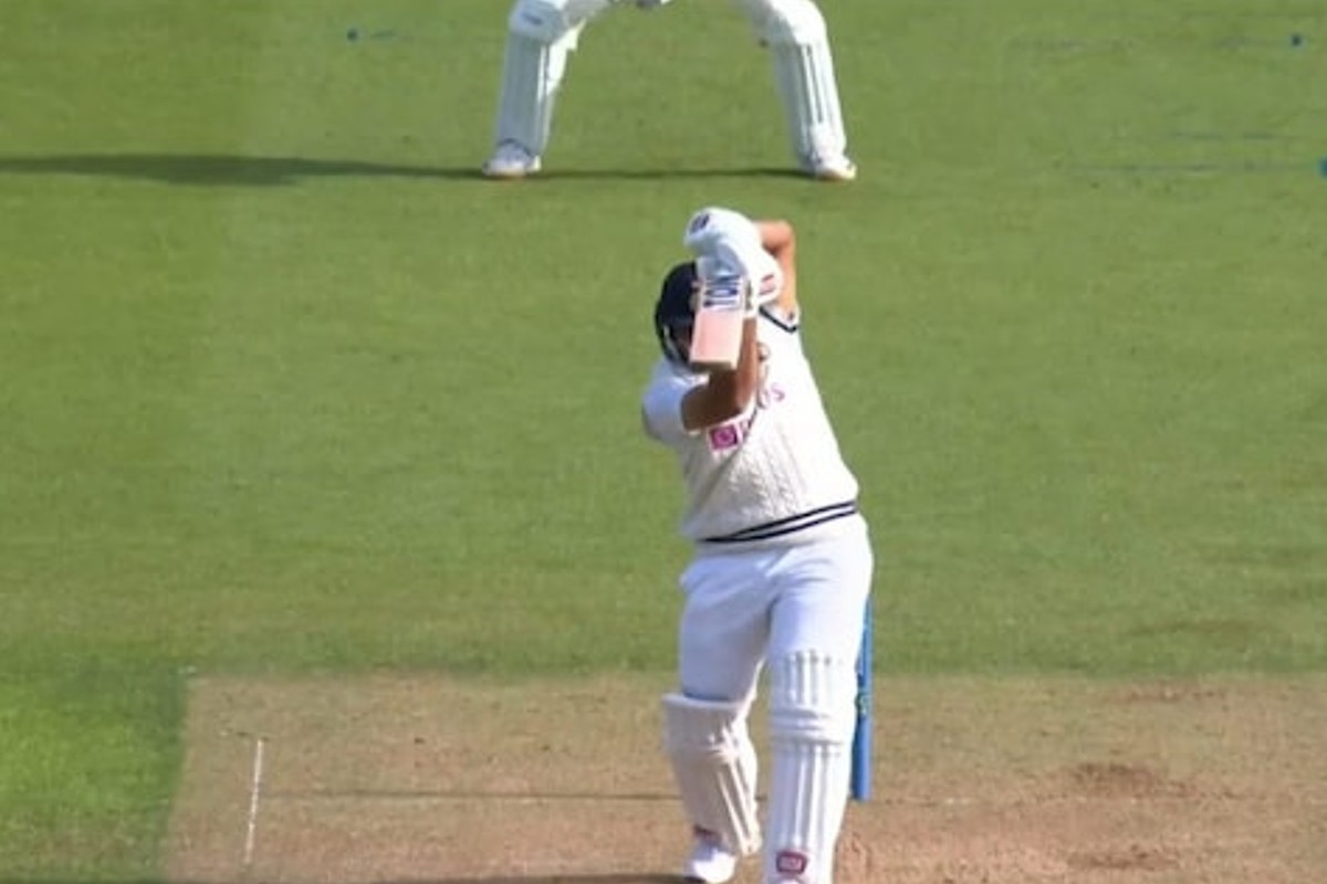 शार्दुलने वाईड समजून सोडला इन स्विंग, वॉकरच्या बॉलिंगवर क्लीन बोल्ड, VIDEO