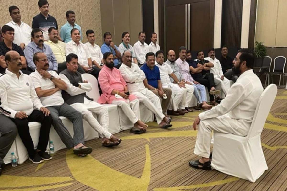 15 बंडखोर आमदारांना केंद्राकडून सुरक्षा; घरांबाहेर तैनात करणार CRPF