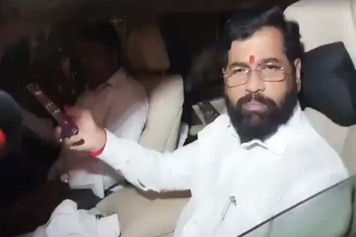 'आम्हाला निवडणुकीचं टेन्शन नाही. आमचे म्हणजे शिवसेनेचे दोन्ही उमेदवार विजयी होतील ही एक रणनीती आहे