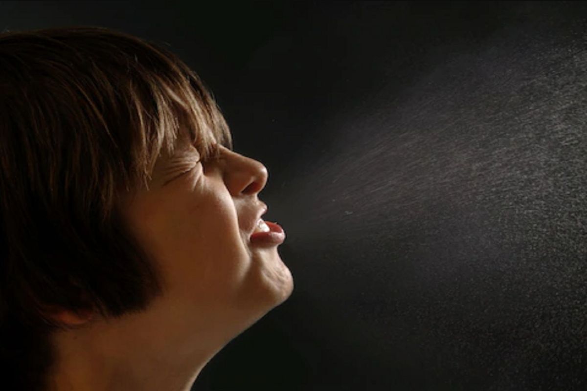 शिंकताना डोळे बंद का होतात? जाणून घ्या यामागचं कारण