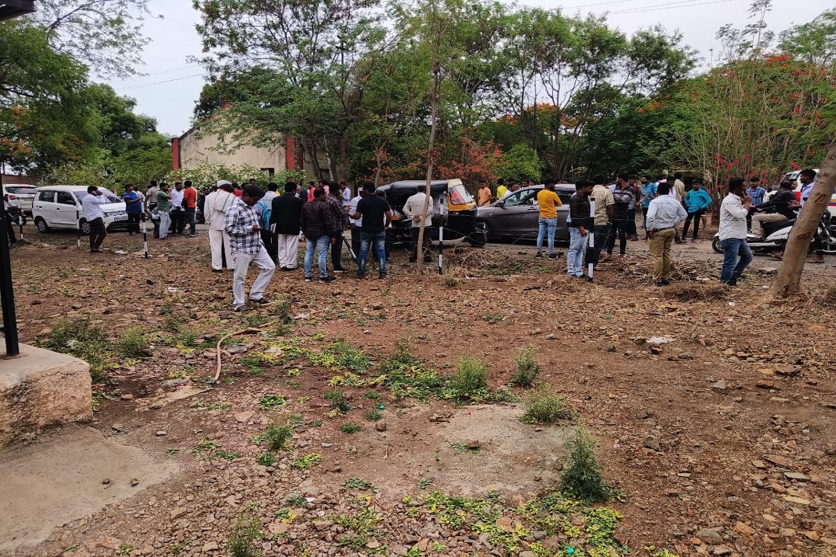गोळीबाराच्या घटनेने पुणे हादरलं! शिरूरमध्ये न्यायालयाच्या परिसरात पत्नी आणि सासूवर जावयाचा गोळीबार