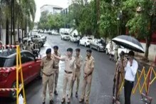 बंडखोर आमदार आबिटकरांच्या घरावर चाल करून जाणाऱ्या शिवसैनिकांना पोलिसांनी रोखले बंडखोर आमदार आबिटकरांच्या घरावर चाल करून जाणाऱ्या शिवसैनिकांना पोलिसांनी रोखले