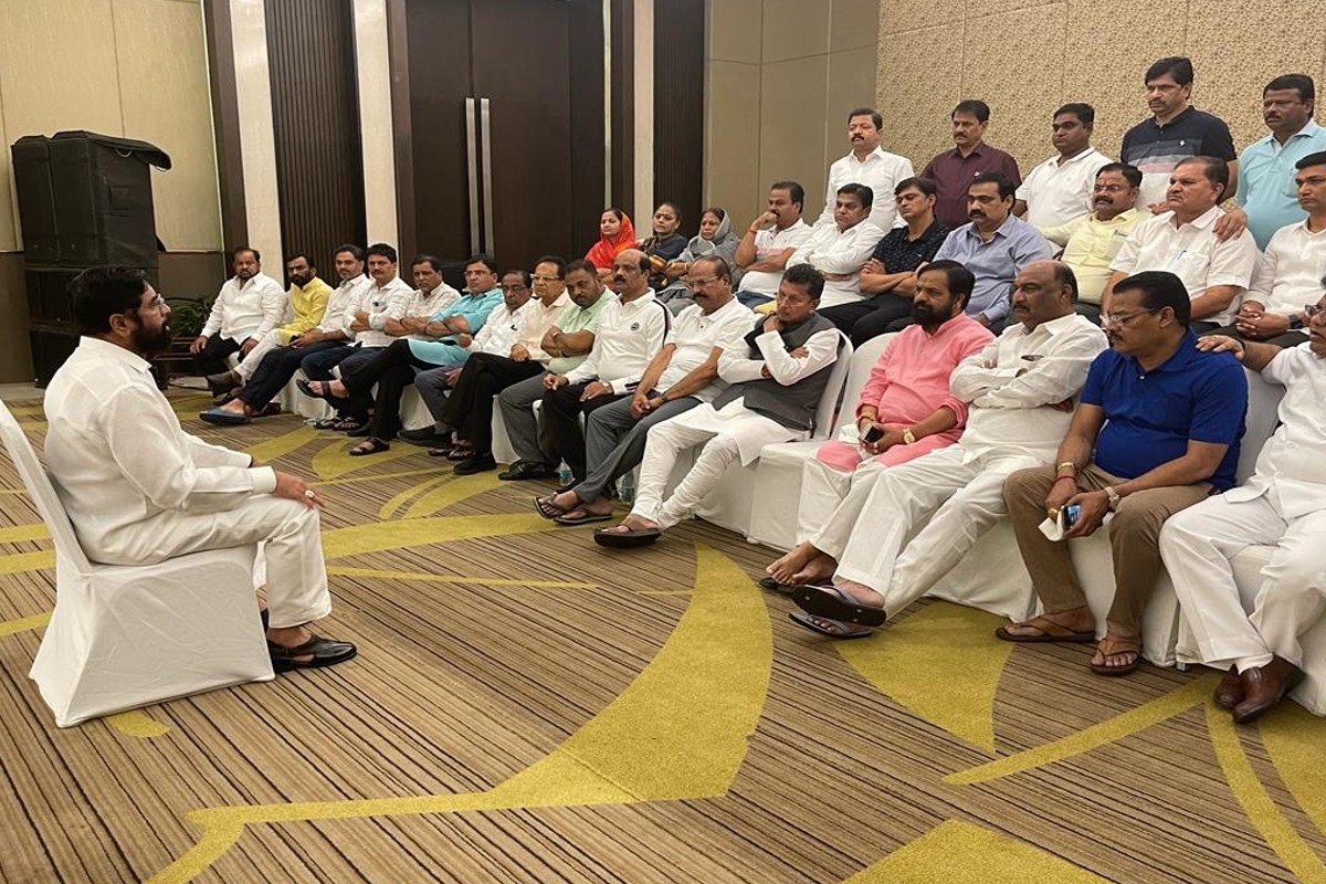 सोलापूर जिल्ह्यातील करमाळ्याचे माजी आमदार नारायण पाटील हे शिंदे गटात सामील झाले आहे.