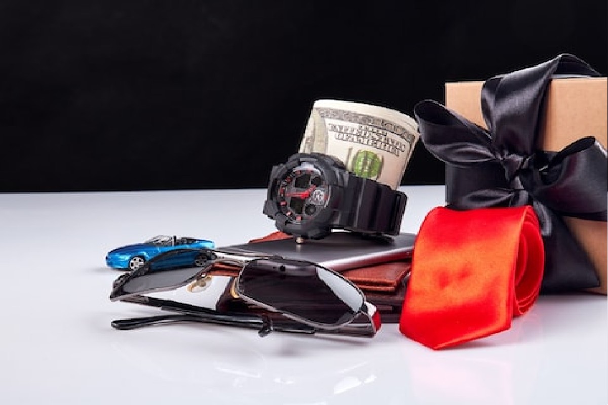 Happy Father's Day : स्मार्टफोन ते इयरबर्ड्स,आजच्या दिवशी वडिलांना द्या हे स्पेशल गिफ्ट