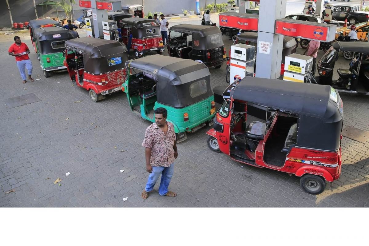 श्रीलंकेत अपुऱ्या इंधन पुरवठ्यामुळे परिस्थिती चिघळली, पेट्रोल पंपाच्या रांगेतील रिक्षा चालकाचा जागीच मृत्यू