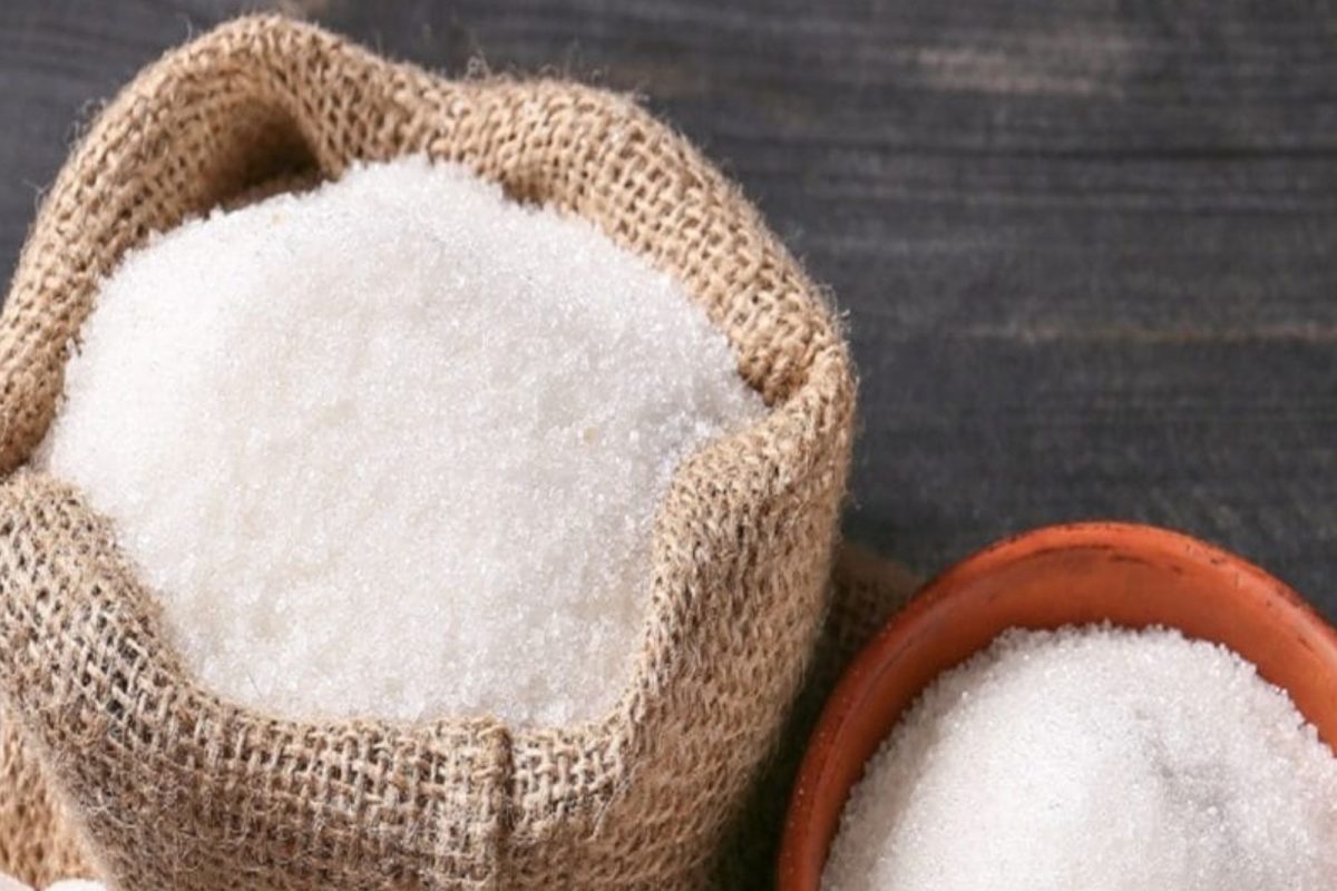 Prevent Sugar Moisture: पावसाळ्यात साखरेला ओलाव्यापासून वाचवण्यासाठी वापरा या टीप्स