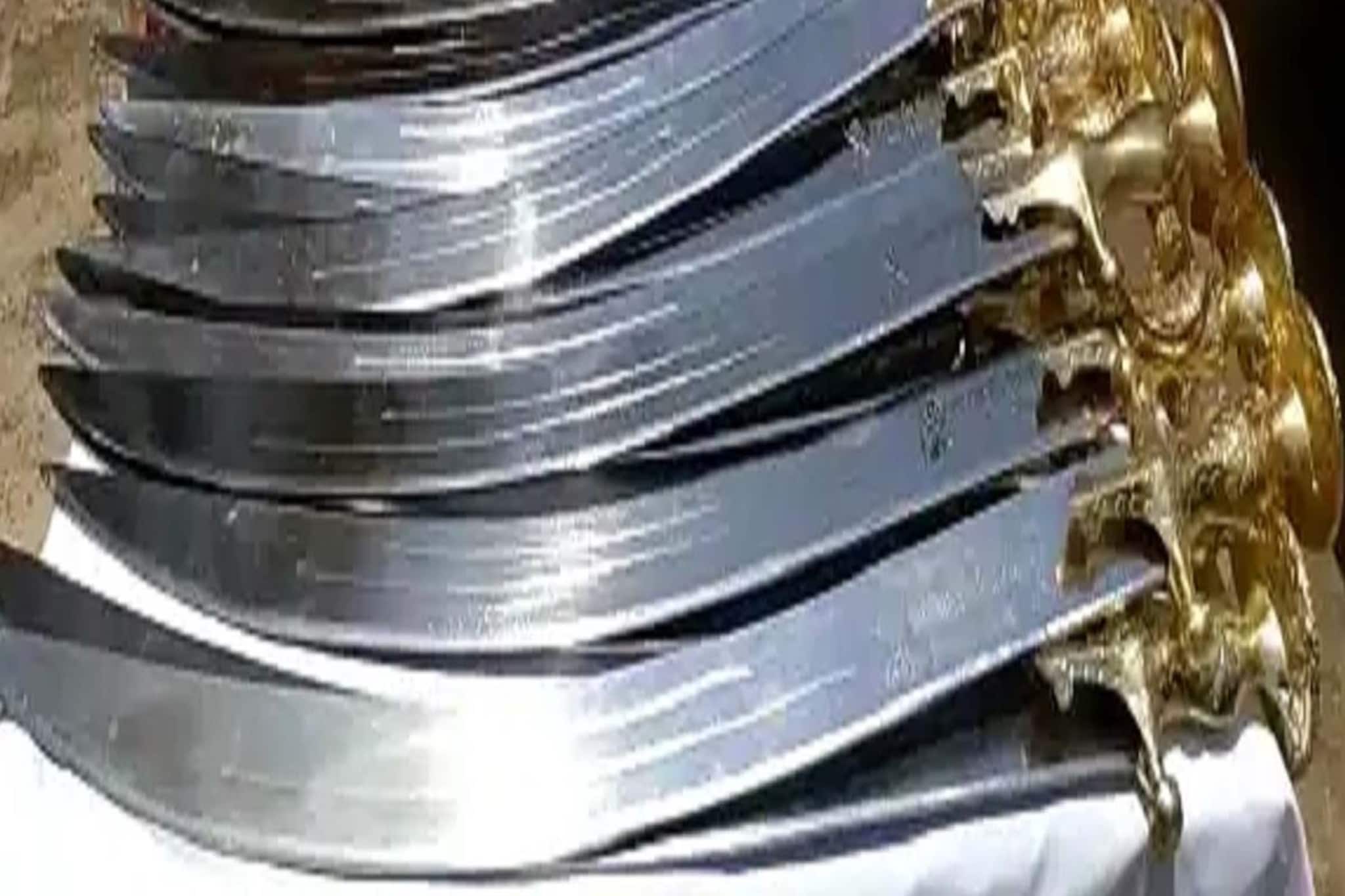 राजकीय तणावपूर्ण वातावरणात जालन्यात पोलिसांची कारवाई, तलवारींचा मोठा साठा जप्त