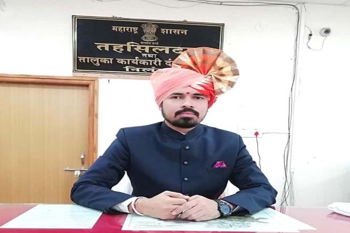 वाळूचा धंदा सुरू ठेवण्यासाठी तहसीलदाराने लाच मागितल्याचा प्रकार समोर आल्यामुळे खळबळ उडाली आहे