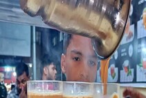 एक दोन नव्हे तर चक्क 18 व्हरायटी असलेला ‘वाफेवरचा चहा’, पाहा VIDEO