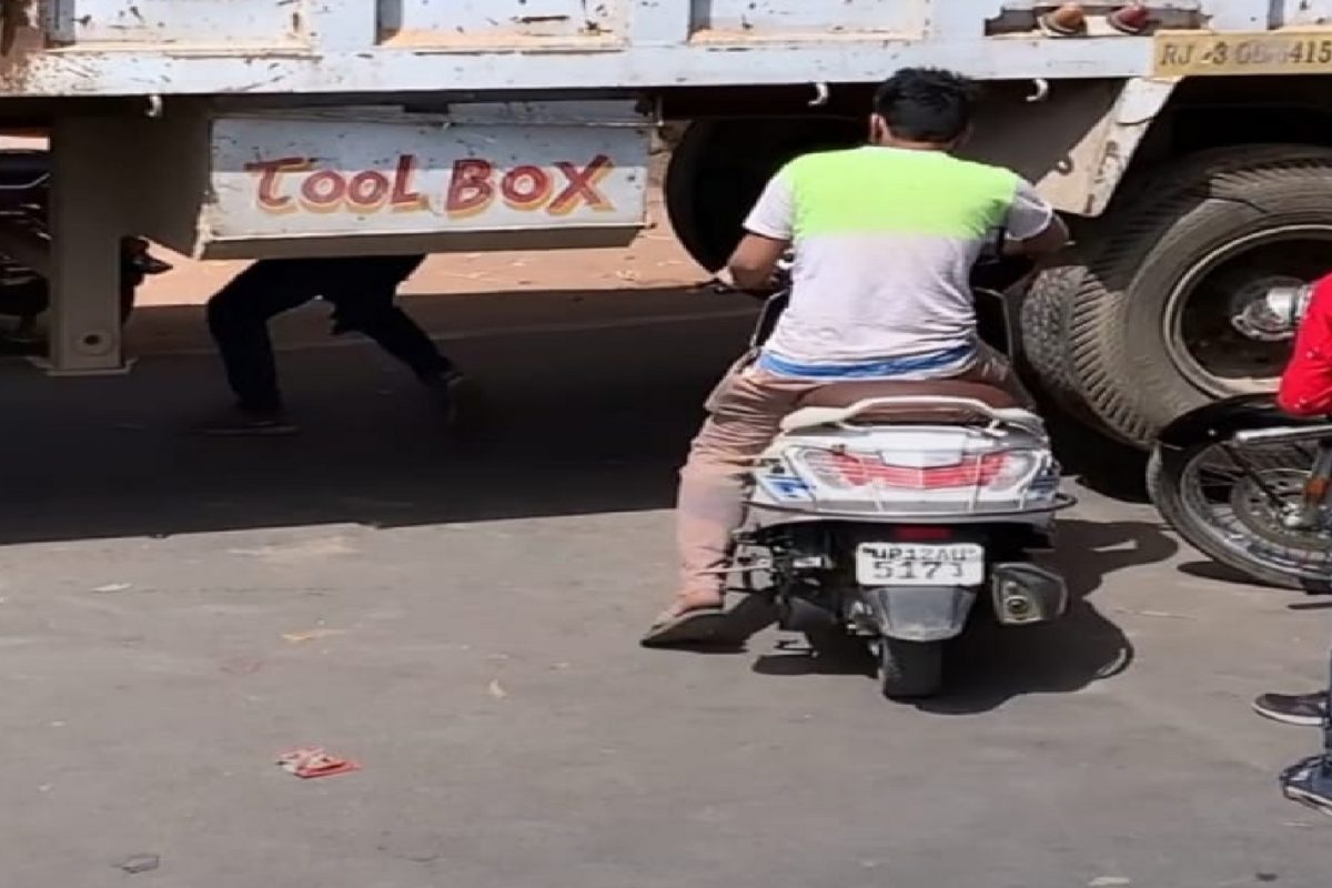 Traffic मधून बाहेर पडण्यासाठी बाईकस्वाराचा जबरदस्त जुगाड; काय केलं एकदा VIDEO पाहाच