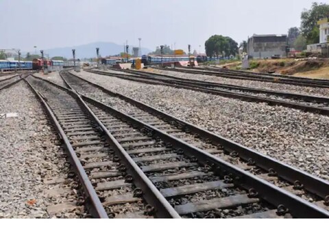 गेल्या अनेक दिवसांपासून रमेश तणावात होता. 11 वर्षांच्या प्रेमापासून दुरावा आणि मृत्यू यामध्ये त्याने मृत्यूला कवटाळलं. 