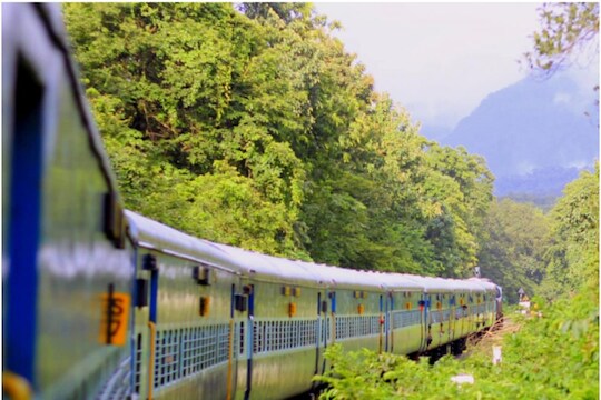 रेल्वे तुम्हाला देणार 10 हजार रुपये! करावं लागणार फक्त हे काम