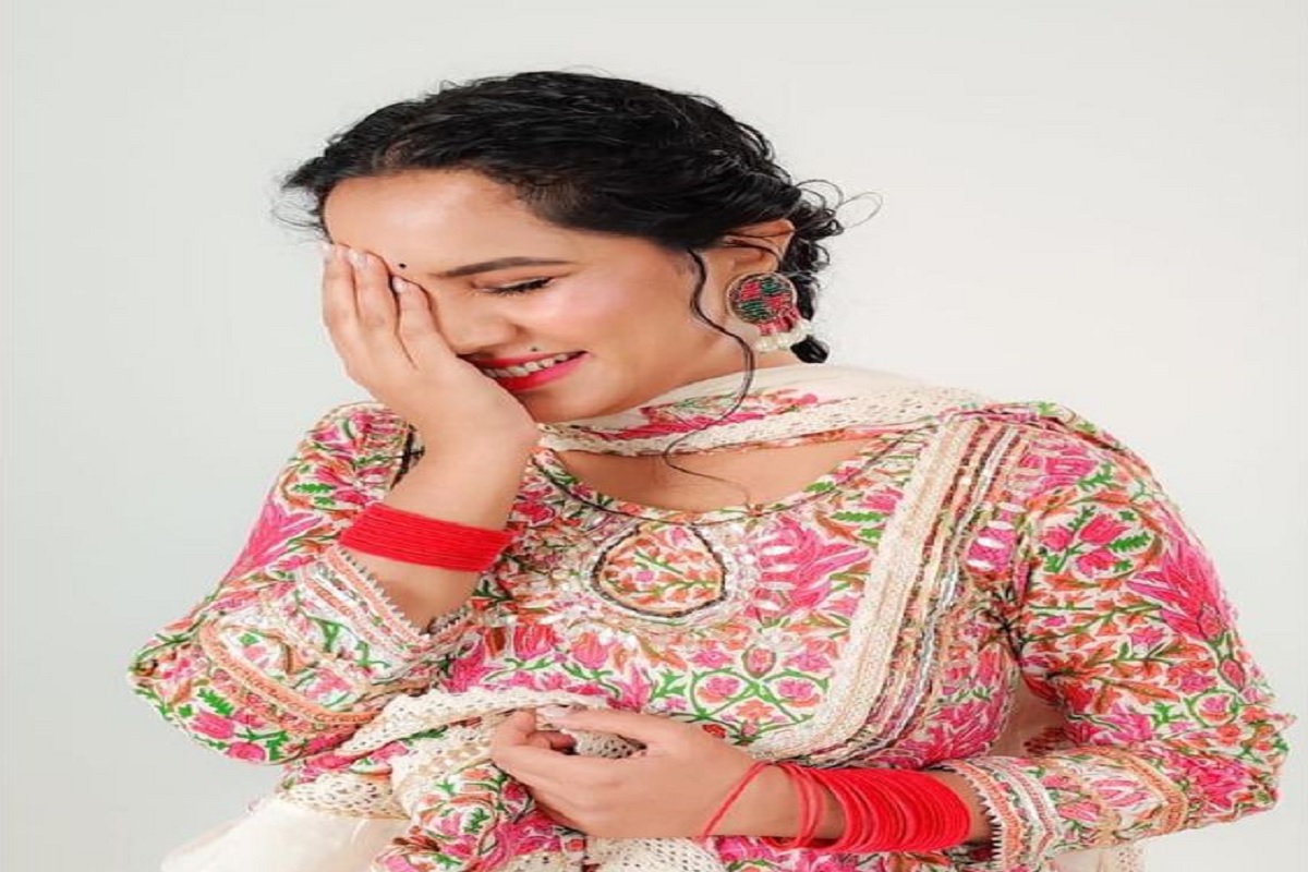 VIDEO: अभिनेत्री उर्मिला निंबाळकरला टेबलाखाली भेटली एक गोड, गोंडस व्यक्ती; पाहून प्रेमात पडाल