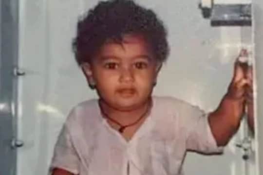 ओळखा पाहू? बालपणी फ्रिजमध्ये बसून मस्ती करायचा हा प्रसिद्ध अभिनेता, फोटो होतोय व्हायरल
