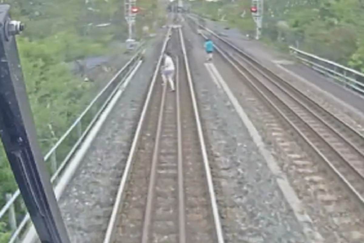 धावत्या रेल्वेसमोर रुळावरून धावत होती दोन मुलं, थरारक व्हिडिओ समोर