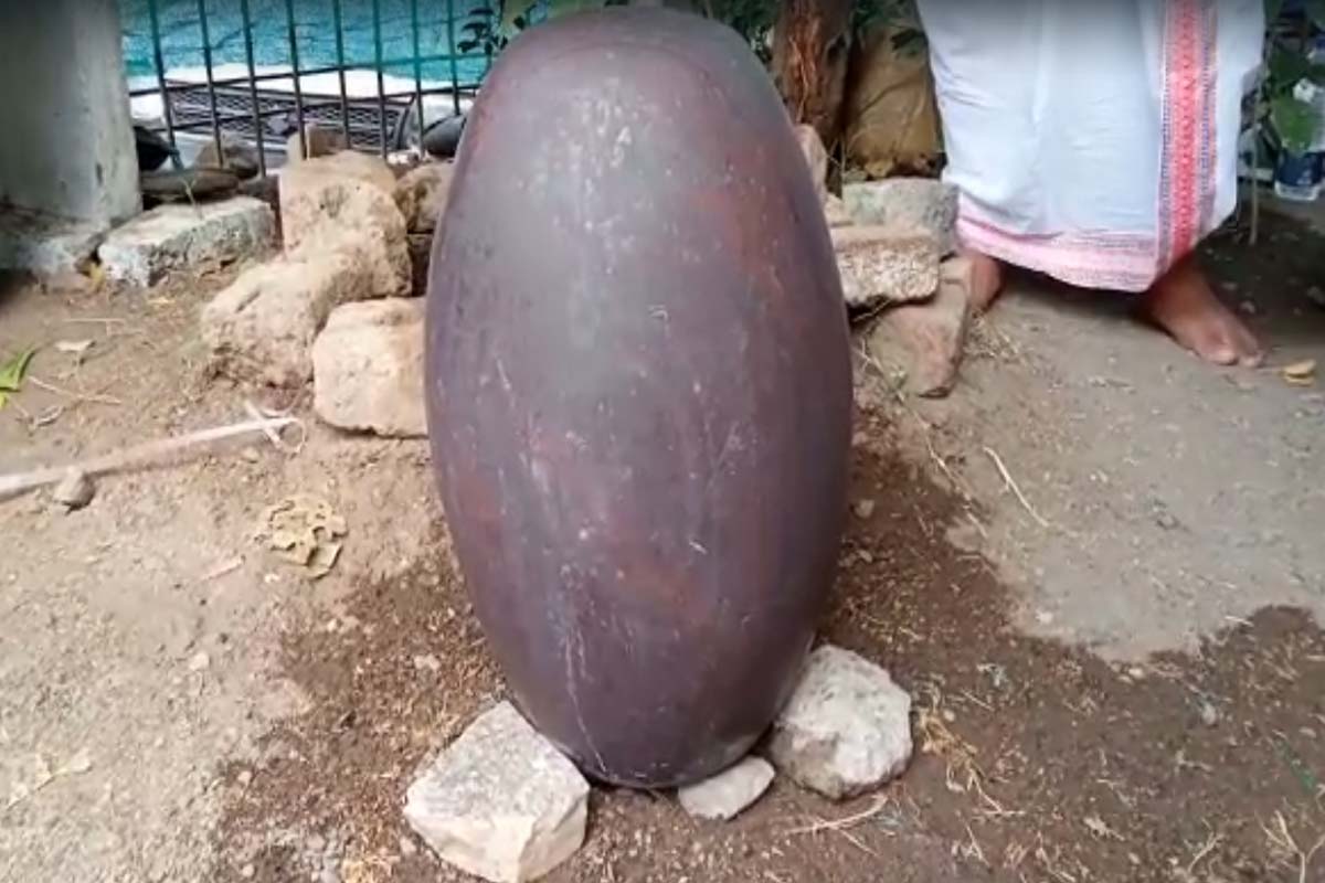 कारंजा शहरात एका विहिरीत गाळ उपसताना पुरातन शिवलिंग (Shivling) आढळल्याचा दावा केला जात आहे