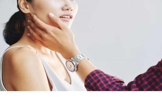 मित्राने पत्नीच्या गालाला केला स्पर्श, विरोध करताच पतीचा डोळाच फोडला; परिस्थिती गंभीर