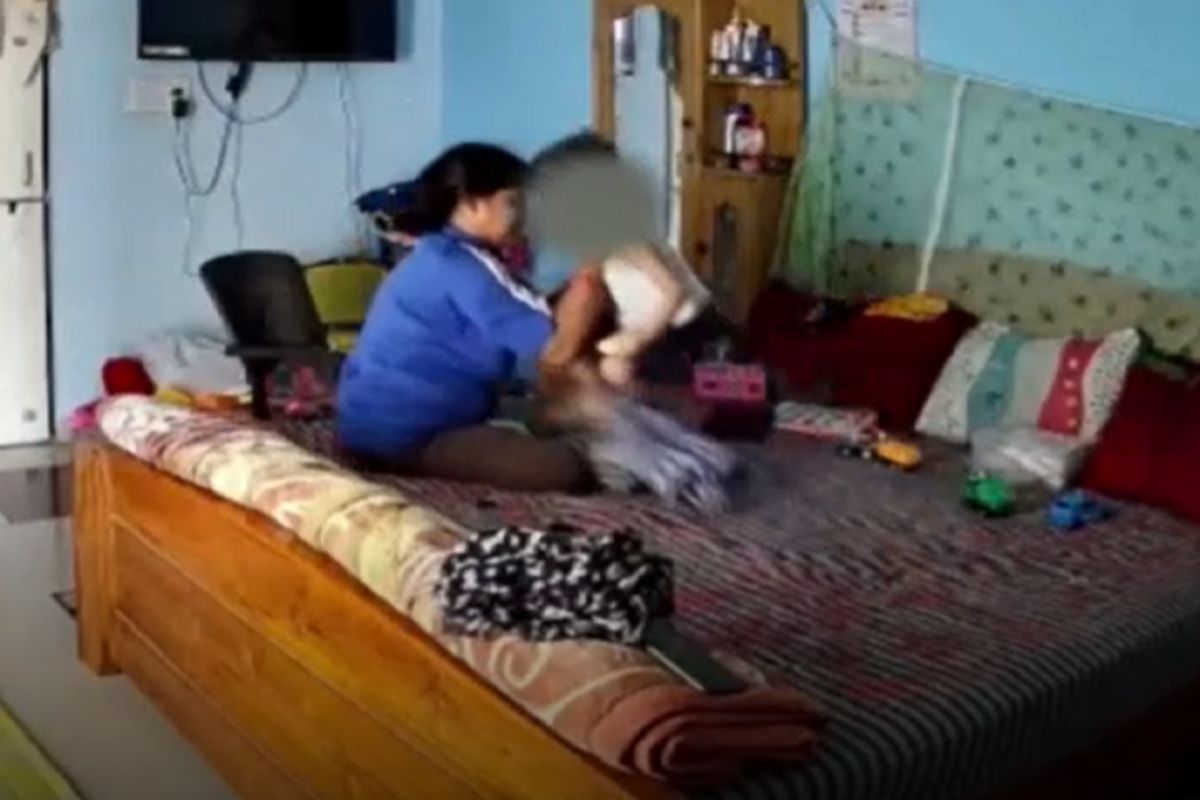 पालक नोकरीला गेल्यानंतर मोलकरणीने दोन वर्षांच्या बाळाला केली जबर मारहाण, व्हिडिओ व्हायरल