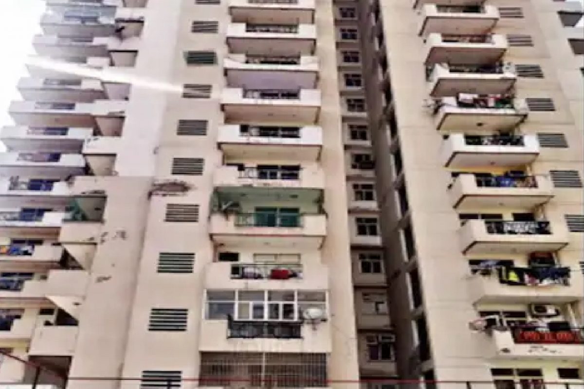 आश्चर्य! 21 व्या मजल्यावरून कोसळूनही 55 वर्षांची महिला जिवंत; कसा झाला चमत्कार पाहा