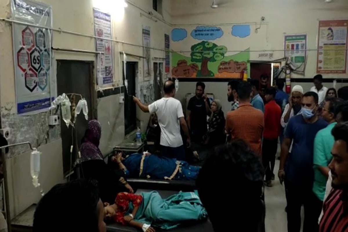 यात लहान मुलांचाही मोठ्या प्रमाणात समावेश आहे. सर्वांना तातडीने रुग्णालयात दाखल करण्यात आले आहे.