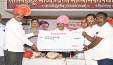 राजू शेट्टींवर शेतकऱ्यांचे प्रेम काही कमी नाही दिली नवी कोरी 50 लाखांची गाडी भेट