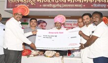 राजू शेट्टींवर शेतकऱ्यांचे प्रेम काही कमी नाही दिली नवी कोरी 50 लाखांची गाडी भेट राजू शेट्टींवर शेतकऱ्यांचे प्रेम काही कमी नाही दिली नवी कोरी 50 लाखांची गाडी भेट