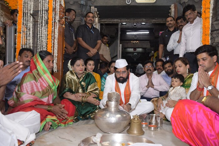हा पाऊस असाच कायम राहून सगळीकडे उत्तम पीकपाणी येऊ देत तसेच राज्यातील बळीराजा  सुजलाम सुफलाम होऊ देत हीच  मागणी मुख्यमंत्री शिंदे यांनी यावेळी पांडुरंगाच्या चरणी केली. 