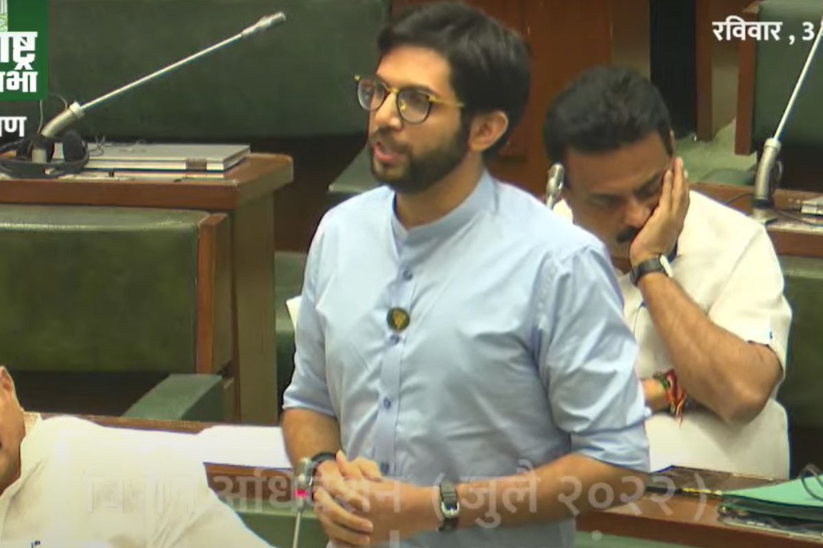 'आम्ही शिवसेना म्हणून इथं आलो आहे. शिवसेना म्हणूनच काम करणार आहोत. आम्हाला काही राक्षसी महत्वाकांक्षा नाही.