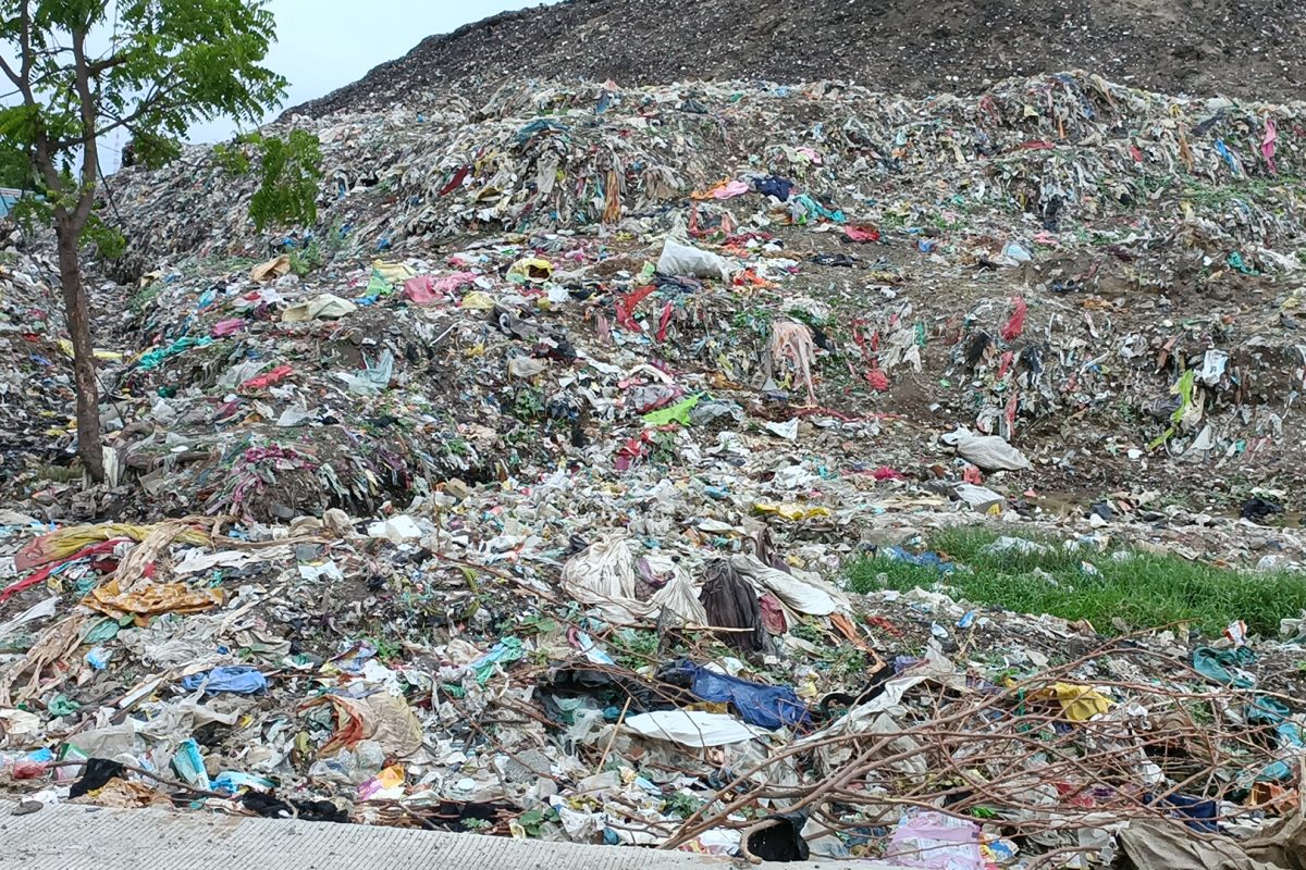 Akola : डम्पिंग ग्राऊंडवर कचऱ्याचा पहाड; दुर्गंधीमुळे नागरिकांचे आरोग्य धोक्यात, VIDEO