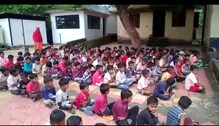 पहिली ते चौथीच्या शाळेत दोनच शिक्षक, विद्यार्थ्यांचं होतंय शैक्षणिक नुकसान,VIDEO पहिली ते चौथीच्या शाळेत दोनच शिक्षक, विद्यार्थ्यांचं होतंय शैक्षणिक नुकसान,VIDEO